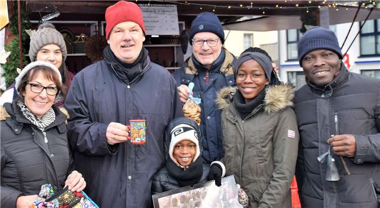 Bürgermeister Raetz und der Vorsitzende der Togohilfe mit Mitstreitern und Freunden aus Togo verkaufte Glühwein.