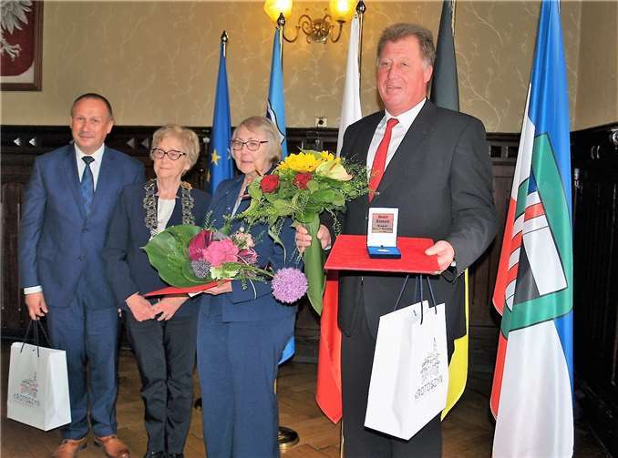 Bürgermeister Rasbach wurde zum Ehrenbürger Krotoszyns ernannt, Heike Nieß bekam für ihr ehrenamtliches Engagement den Titel „Verdient um die Stadt Krotoszyn“ verliehen.privat
