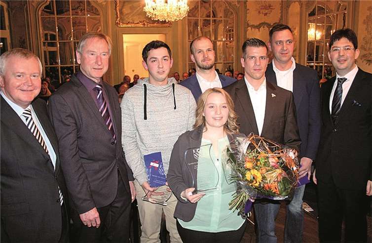 Bürgermeister Reiner Kilgen, Alfred Hofmann (Sportbund) und Beigeordneter Michael Mang mit den erfolgreichen Sportlern.FF
