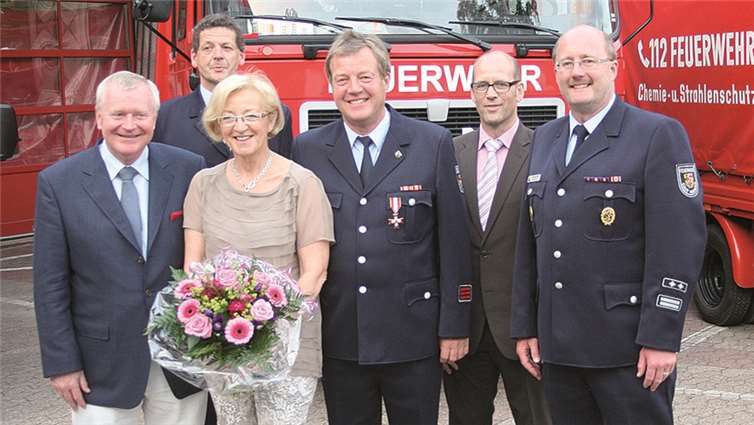 Bürgermeister Reiner Kilgen, Bernd Essig, Löschzugführer der Feuerwehr Heimbach-Weis, Fred Gross und Wehrleiter Wilfried Hausmann (hinten von links nach rechts) verabschiedeten Heinz Werner Ernert (Bildmitte, daneben seine Frau Ursula Ernert) in den Ruhestand.