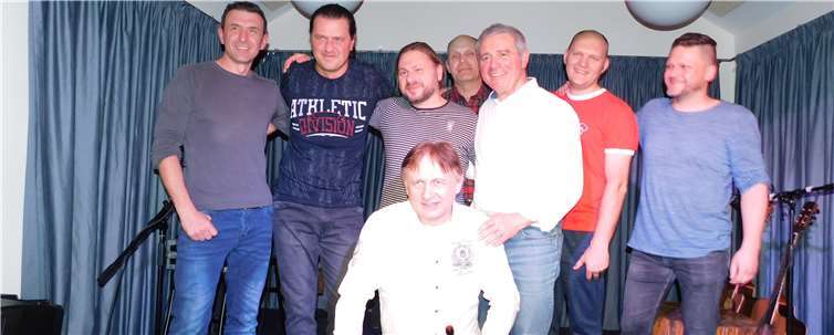 Bürgermeister Rolf Jung (3. v. r.) freut sich, dass die Musiker seiner Einladunggefolgt sind.