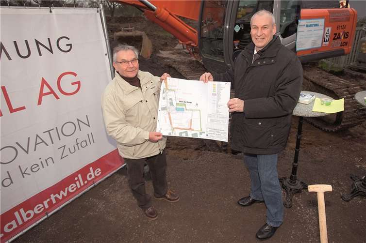 Bürgermeister Rolf Rockenbach und Fred Pretz präsentieren den Erschließungsplan.