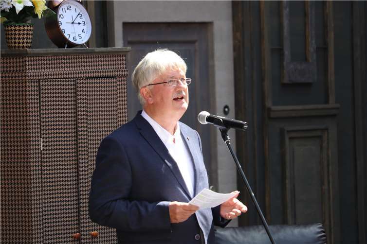 Am Samstag kam das Sams zurück begeisterte große und kleine Zuschauer Bürgermeister Rolf Schumacher begrüßte alle großen und kleinen Zuschauer herzlich und freute sich mit ihnen über den Auftakt der Burgfestspiele.