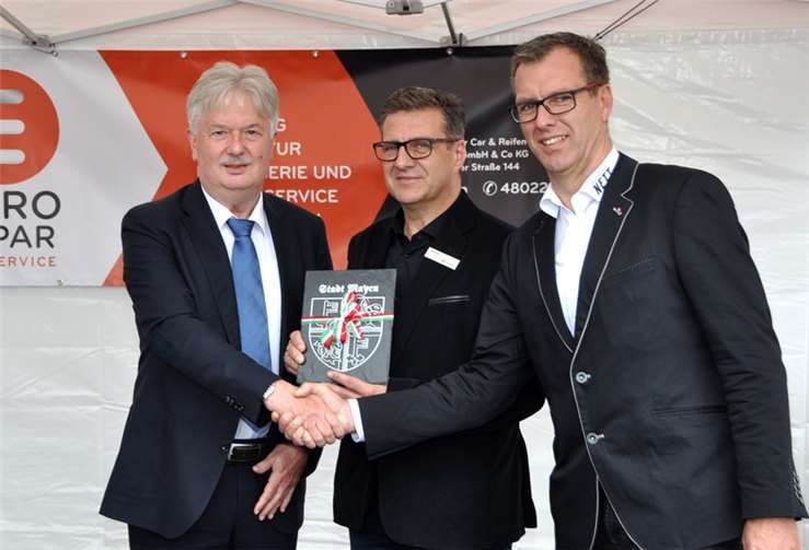 Bürgermeister Rolf Schumacher überbrachte die besten Grüße der Stadt Mayen zum Einstand. B. Schmitz
