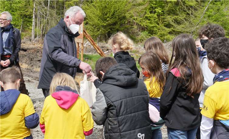 Bürgermeister Schmidt beglückwünschte die Kinder zu ihrem großen Erfolg. Fotos: Kinderschutzbung OV Höhr-Grenzhausen