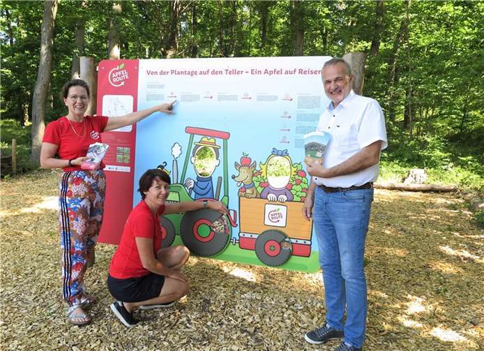 Bürgermeister Schmidt freut sich mit Eva Konrath (li.) und Monique Lebahn vom RVT über die neue Apfelroute-Erlebnisstation am Wachtberg.  Foto: Gemeinde Wachtberg/mm