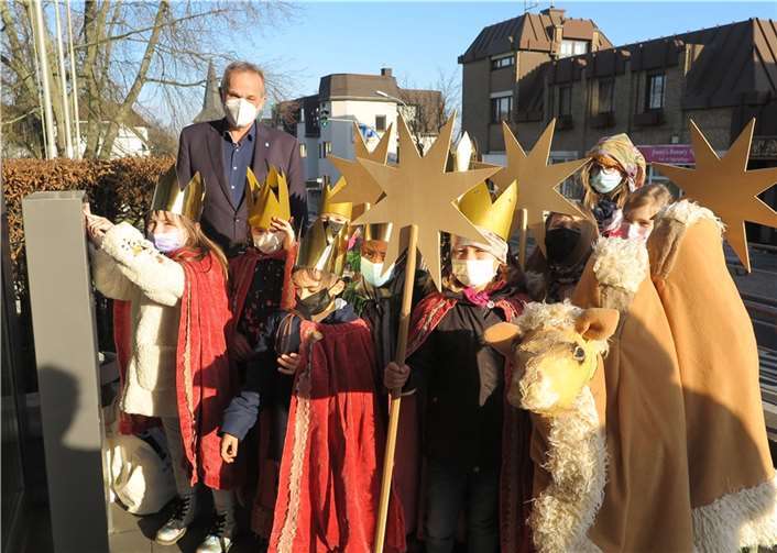 Bürgermeister Schmidt freut sich über den Segensspruch, den die Sternsinger auch in diesem Jahr wieder am Rathaus angebracht haben. Foto: Gemeinde Wachtberg/mm