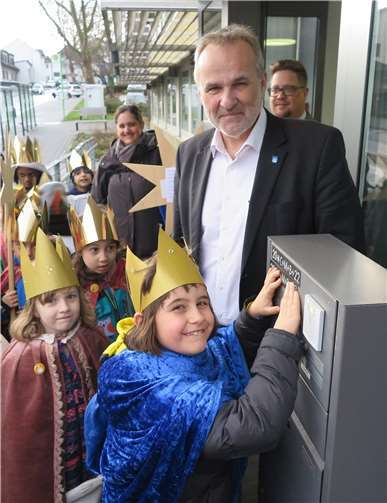 Bürgermeister Schmidt freute sich über den Segensspruch, den die Sternsinger auch in diesem Jahr wieder am Rathaus anbrachten.  Fotos: Gemeinde Wachtberg/mm