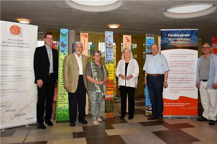 Bürgermeister Sebastian Busch, Bernhard Ickenroth, Vorsitzender des Fördervereins Hospizbewegung Andernach-Pellenz e.V., Hannelore Bermel (Schriftführerin), Hedi Thelen (Beisitzerin), Dr. Peter Holly (Beisitzer) und Wilhelm Anheier bei der Eröffnung der Ausstellung „Friedensbretter“ im Rathaus der VG Pellenz in Plaidt. Foto: VG Pellenz / C. Schlüter