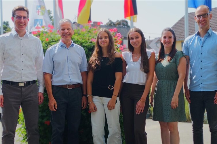 Bürgermeister Sebastian Busch, Oliver Fender, Vanessa Brikmann, Daniela Friedrichs und Stephan Ristow wünschen Johanna Saftig (3.v.l.) einen guten Start ins Berufsleben