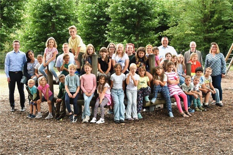 Bürgermeister Sebastian Busch, Ortsbürgermeister Peter Wilkes, Ingo Auer von der VG Pellenz und Stefanie Lange, Leiterin der Kath. Familienbildungsstätte Andernach e. V. und Haus der Familie in der VG Pellenz, haben die Kinder und Betreuer in der Grundschule Plaidt besucht