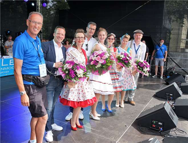 Bürgermeister Stafan Raetz und Heinz Haubrichs gratulierten der drei Finalisten zu ihrem Sieg. Fotos: -EICH-