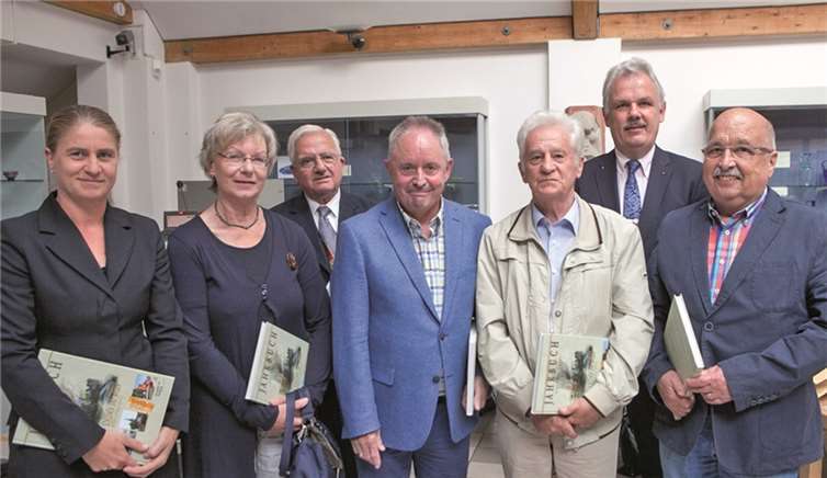 Bürgermeister Stefan Raetz (2.v.r.) verabschiedete in der konstituierenden Ratssitzung die ausscheidenden Stadtratsmitglieder Jana Rentsch, Ursula Schaefers, Günter Zavelberg, Fred Bongartz, Hubert Martini und Gerhard Bühler (v.l.n.r.).JOST
