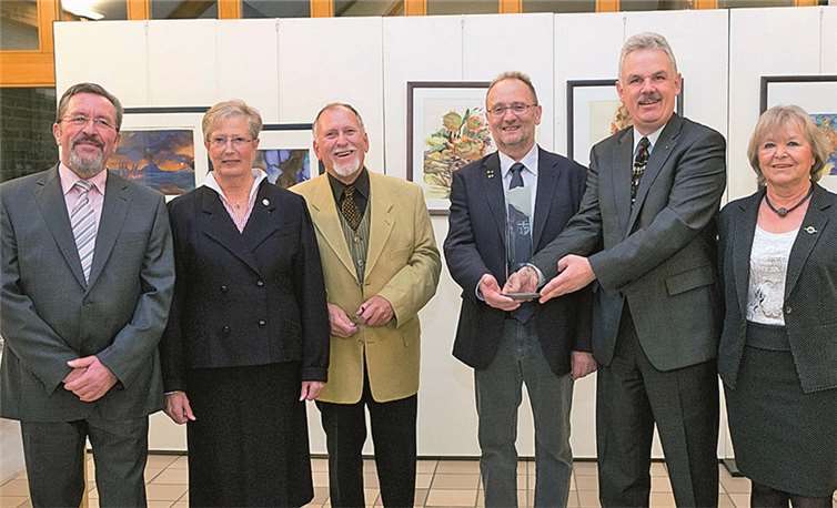 Bürgermeister Stefan Raetz (2.v.r.) verlieh die Ehrengabe der Stadt Rheinbach an Kurt Surges (v.l.), Elisabeth Bois, Klaus W. Hofmann, Peter Baus und Elke Gburek. JOST