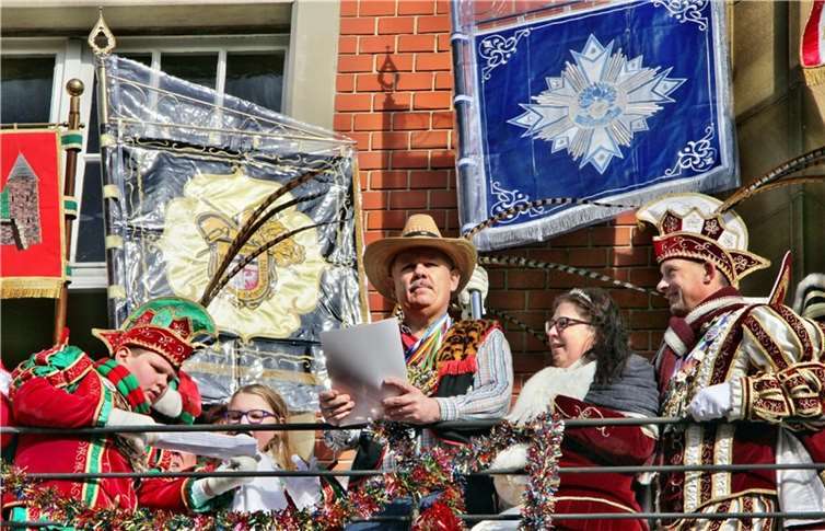 Bürgermeister Stefan Raetz (3.v. re.) erfüllt ein Gebot des Kinderprinzenpaares und trägt sein selbstverfasstes Gedicht vor. Hier liest Kinderprinzessin Fenya I. das Gebot vor.