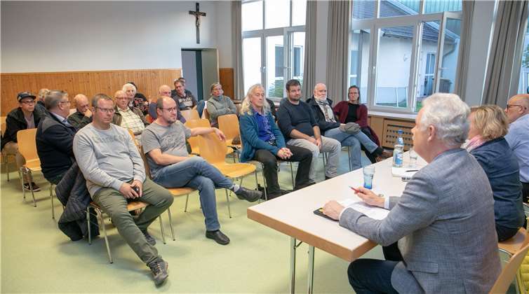 Bürgermeister Stefan Raetz (CDU) informiert sich bei einem Bürgergespräch in Queckenberg über die Probleme und Problemchen der dortigen Einwohner. Foto: JOST