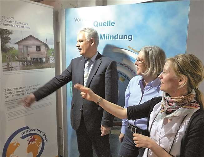Bürgermeister Stefan Raetz, Jutta Hasselbach, Leiterin des Naturparkzentrums Himmeroder Hof, Katharina Nordhorn, Projektreferentin Lateinamerikazentrum Bonn. Naturparkzentrum Himmeroder Hof