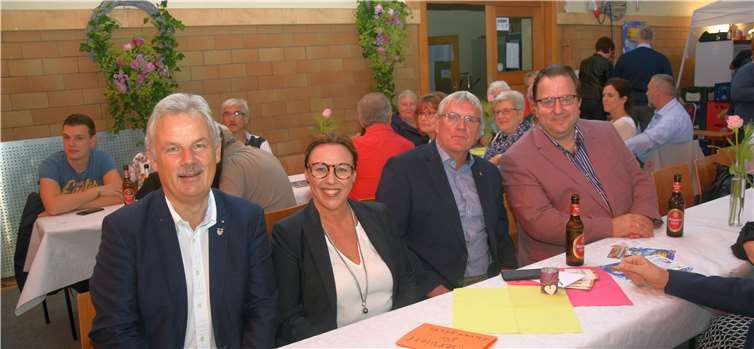 Bürgermeister Stefan Raetz, Kreistagsabgeordnete Silke Josten-Schneider, Landrat Sebastian Schuster und Kreistags abgeordneter Oliver Baron (v.l.).