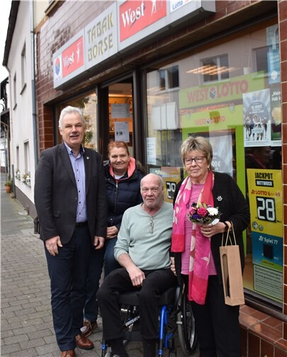 Bürgermeister Stefan Raetz, Martina Zavelberg-Pütz sowie Anneliese Schöneweiß-Evertz mit ihren Mann.
