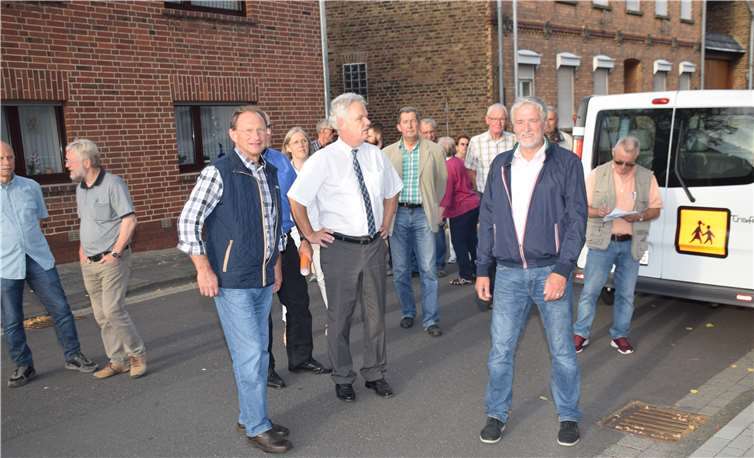Bürgermeister Stefan Raetz (Mitte), links Ratsherr Kurt Brozio, rechts Holger Klöß, Ortsvorsteher.