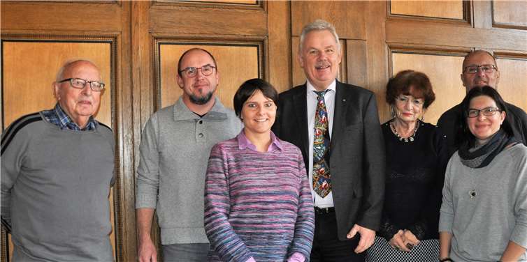 Bürgermeister Stefan Raetz (Mitte) und Heinz Kessel (ganz links), Vorsitzender des Eifel- und Heimatvereins Rheinbach, mit einem Teil der Burg- und Stadtführer, von links: Cornelius Klemp, Dr. Silviana Stubig-Buchstab, Trude Hunzelder-Stein, Peter Baus, Birgit Preywisch-Schrick.Foto: Dietmar Pertz