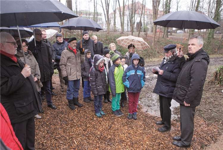 Bürgermeister Stefan Raetz, Peter Mohr und zahlreiche Rheinbacher gedachten in einer Gedenkstunde der drei vor 70 Jahren im Stadtpark ermordeten ukrainischen Zwangsarbeiter. JOST
