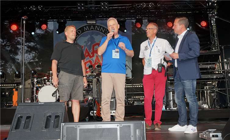 Bürgermeister Stefan Raetz, Vorsitzender der Rheinbach Classics Heinz Haubrich, Lars Prior vom Vorstand und Moderator und Stefan Unkelbach begrüßten die Gäste am Freitagabend. Fotos: -EICH-