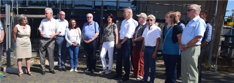 Bürgermeister Stefan Raetz (Zweiter von links) konnte zum Richtfest Vertreter von Stadtrat und Schulen sowie der ausführenden Unternehmen begrüßen. EICH