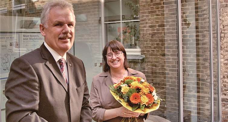 Bürgermeister Stefan Raetz bedankt sich bei Astrid Mehmel, Leiterin der Gedenkstätte Bonn.privat