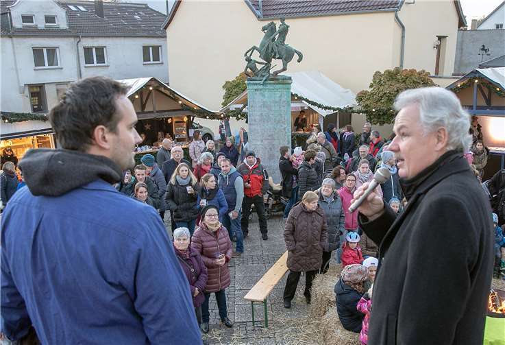 Bürgermeister Stefan Raetz bedankte sich beimVorsitzenden des Martinsvereins, Dr. TimoWilhelm-Buchstab, für das Engagement des jungenVereins für den Martinsmarkt in Wormersdorf.