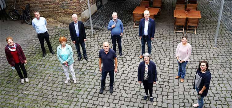 Bürgermeister Stefan Raetz bedankte sich im Beisein von Stadtarchivar Dietmar Pertz bein den Stadtführern für ihren Einsatz. Foto: privat