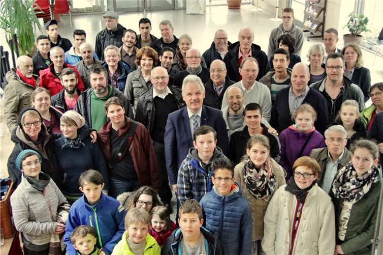 Bürgermeister Stefan Raetz bedankte sich im Foyer des Rheinbacher Rathauses bei den ehrenamtlichen Helferinnen und Helfern, die sich an der Aktion „Let's Clean Up Europe“ beteiligte hatten.Stein
