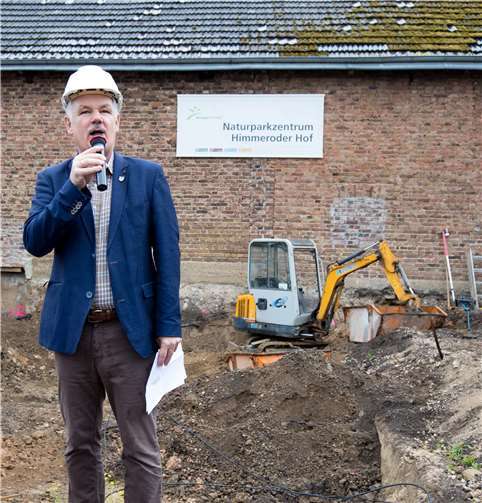 Spuren der Römer sollen sichtbar werden Bürgermeister Stefan Raetz begrüßt Gäste, Sponsoren, Unterstützer und weitere Beteiligte des Projekts.