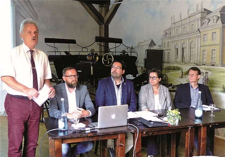 Bürgermeister Stefan Raetz bescheinigte dem Gewerbeverein mit Alexander Sommer, Oliver Wolf, Petra Zavelberg-Lohmer und und Gerhard Brandt sehr gute Arbeit: