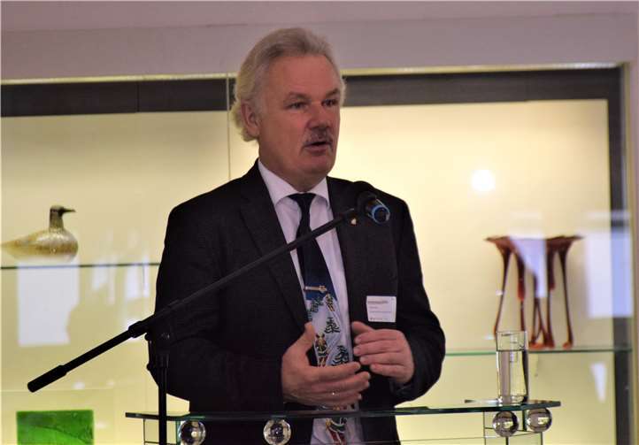 Bürgermeister Stefan Raetz eröffnet die Auftaktveranstaltung.