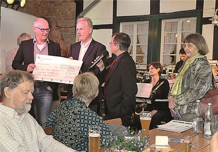 Bürgermeister Stefan Raetz eröffnet die Reihe „Kultur im Hof.“ Dr. Markus Fischer überreicht einen Scheck an die Musikschule Meckenheim-Rheinbach-Swisttal.