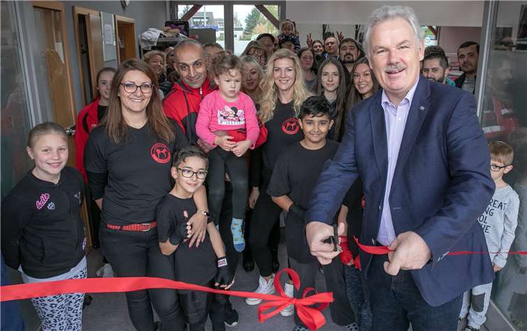 Bürgermeister Stefan Raetz eröffnetedie neuen Räume des Vereins „Alpha-Gym e.V.“. Fotos: -JOST-