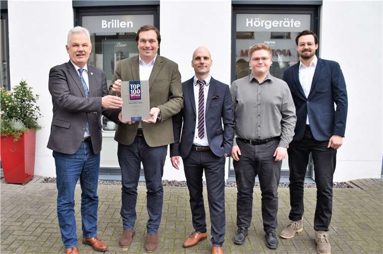 Bürgermeister Stefan Raetz (l.) gehörte zu den ersten Gratulanten. Die Auszeichnung wurde auf der Gala in Düsseldorf durch Schirmherr Uwe Ochsenknecht verliehen. Foto: EICH