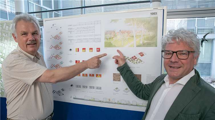 Bürgermeister Stefan Raetz (li.) und Architekt Peter Berner erläuterten anhand des Modells, wie das Pallotti-Areal in Rheinbach künftig aussehen soll.Fotos: -JOST-