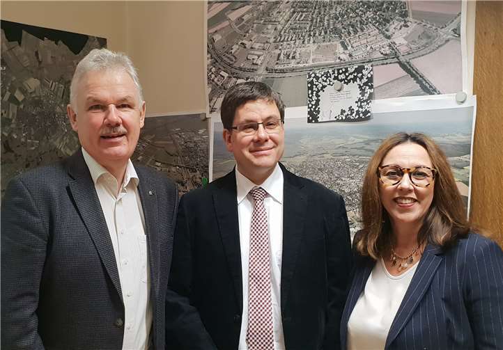 Bürgermeister Stefan Raetz (li.) und Silke Josten-Schneider verabschiedeten David Maaß. privat