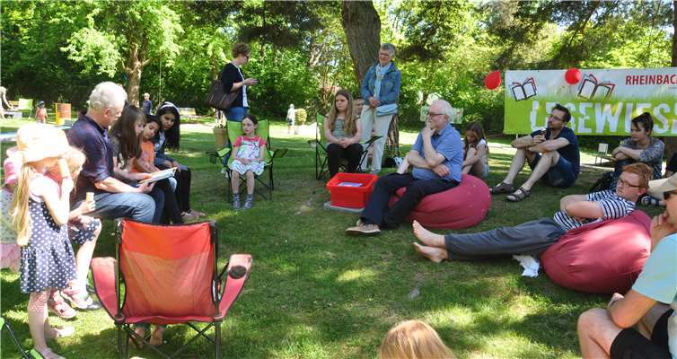 Bürgermeister Stefan Raetz liest zur Eröffnung der Lesewiesensaison mit der Bezirkssiegerin Victoria Schaay. privat