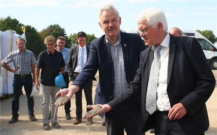 Bürgermeister Stefan Raetz (links) und Norbert Engelhardt, Vorstand des Erftverbands, mit dem Aktivkohlesubstrat.Luise Bollig
