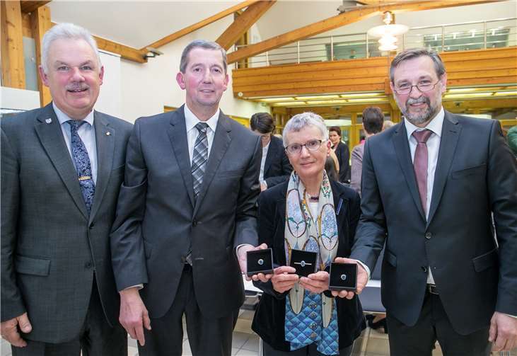 Bürgermeister Stefan Raetz (links) zeichnete die verdienten Rheinbach Ratsmitglieder (von links) Georg Schragen, Birgit Formanski und Markus Pütz mit dem Ehrenring der Stadt Rheinbach aus. Foto: JOST
