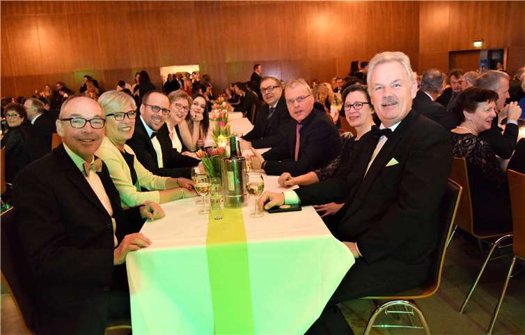 Bürgermeister Stefan Raetz mit Gattin (re.) sowie die Bürgermeister der Nachbargemeinden und MdL Oliver Kraus amüsierten sich auf dem Ball.