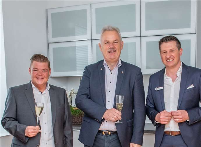 Bürgermeister Stefan Raetz mit Markus Hoppen und Manuel Efferz.