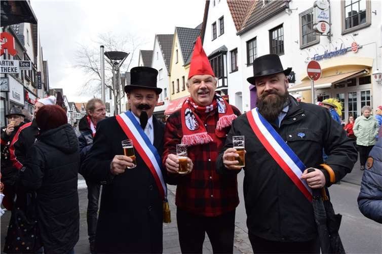 Bürgermeister Stefan Raetz mit den französischen Gästen. Bürgermeister  Armand  ...