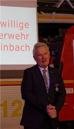 Bürgermeister Stefan Raetz richtet Abschiedsworte an seine Rheinbacher Feuerwehr.