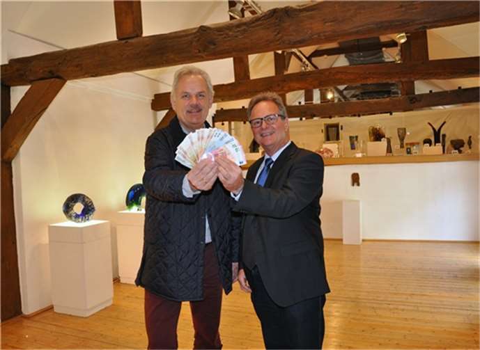 Bürgermeister Stefan Raetz übergab den Auktionserlös an Schulleiter Walter Dernbach. privat
