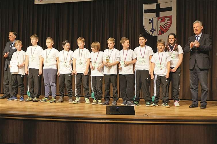 Bürgermeister Stefan Raetz übergab den Jungs einen Pokal. privat