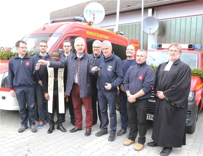 Bürgermeister Stefan Raetz übergab im Beisein von viel Prominenz die neuen Fahrzeugschlüssel. StF